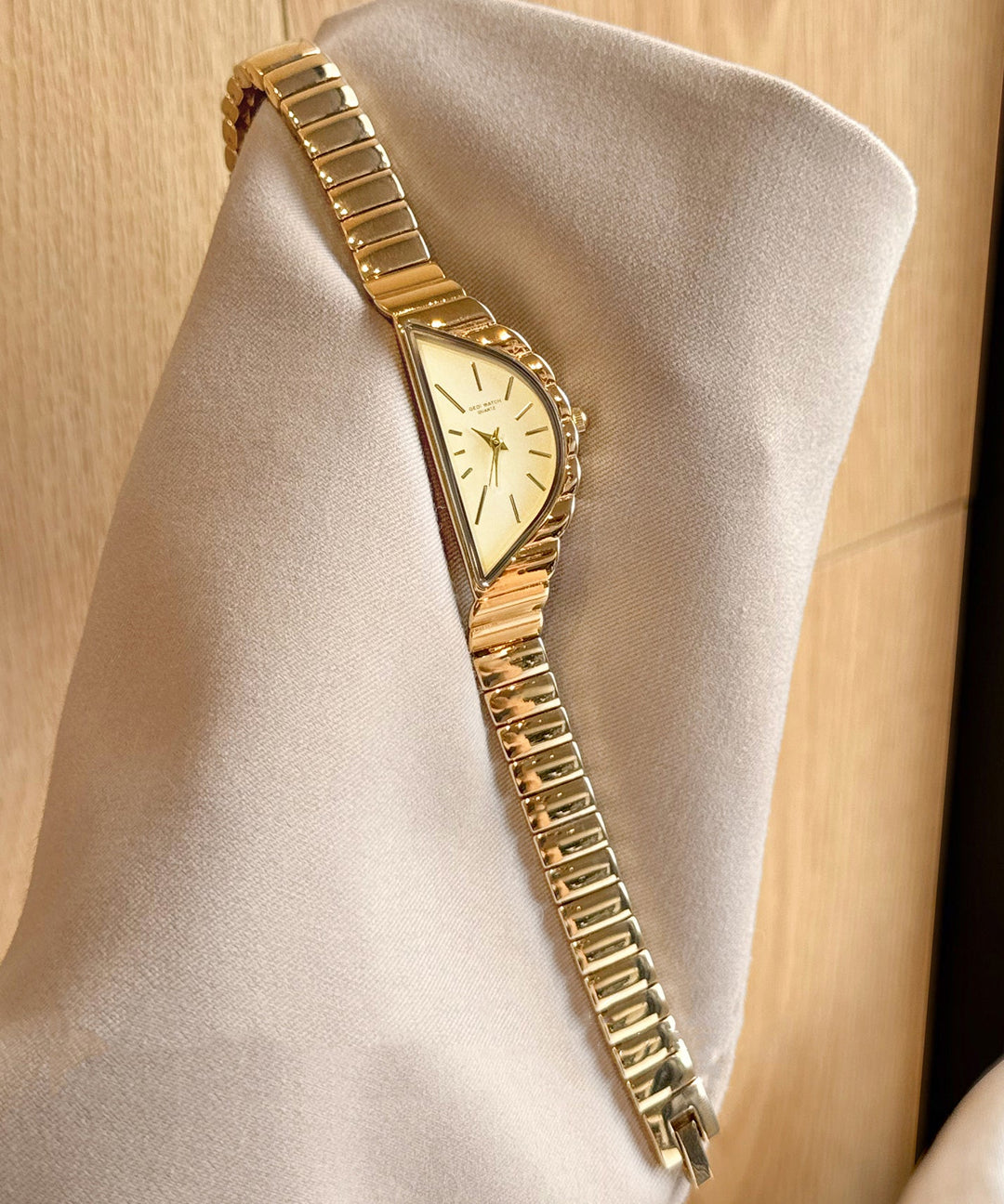 Novelty Gold Alloy Asymmetrical Reinforced Glass Watches