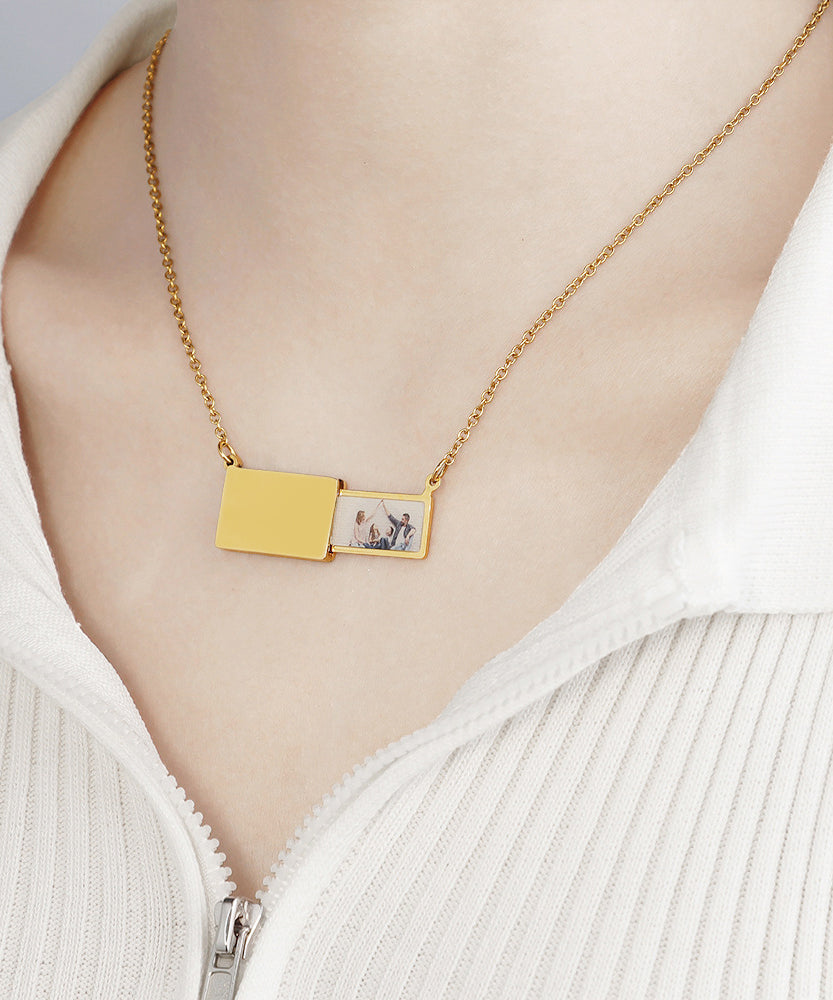 Novelty Gold Stainless Steel Graphic Pulling Type Pendant Necklace