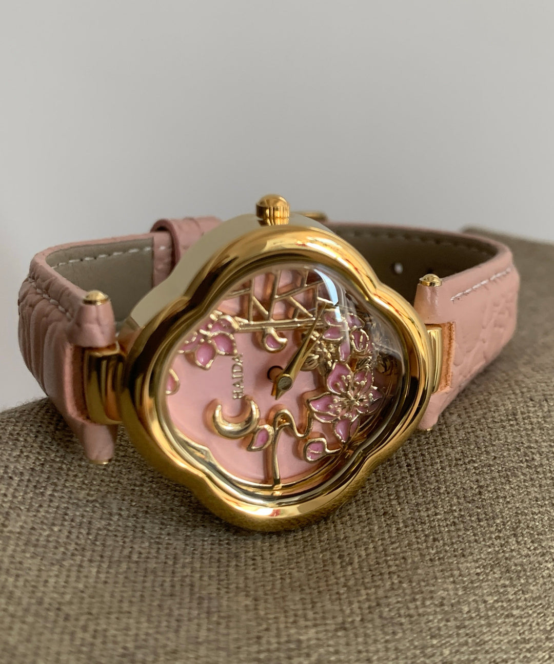 Art Pink Metal Cowhide Quartz Movement Watches