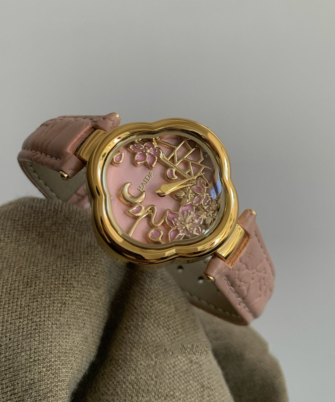 Art Pink Metal Cowhide Quartz Movement Watches