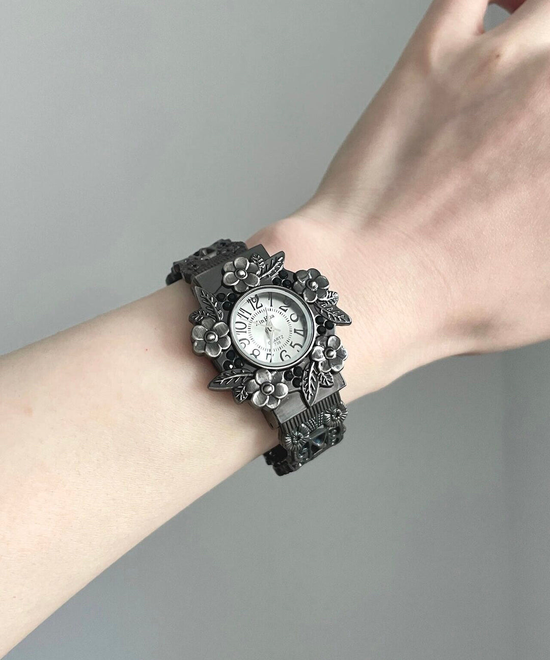 Chic Black Alloy Relief Flowers Watches