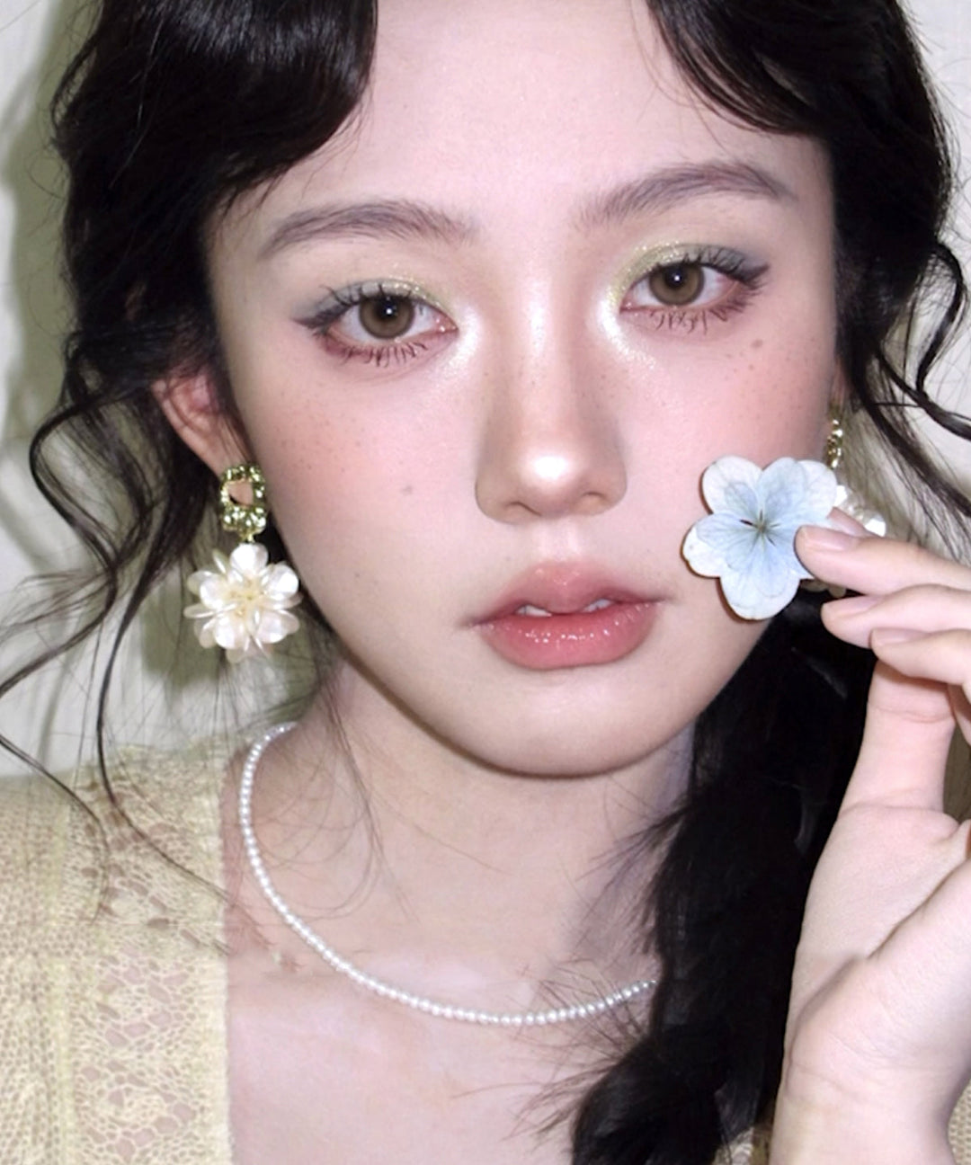 Chic Gold Copper Alloy Resin Floral Drop Earrings