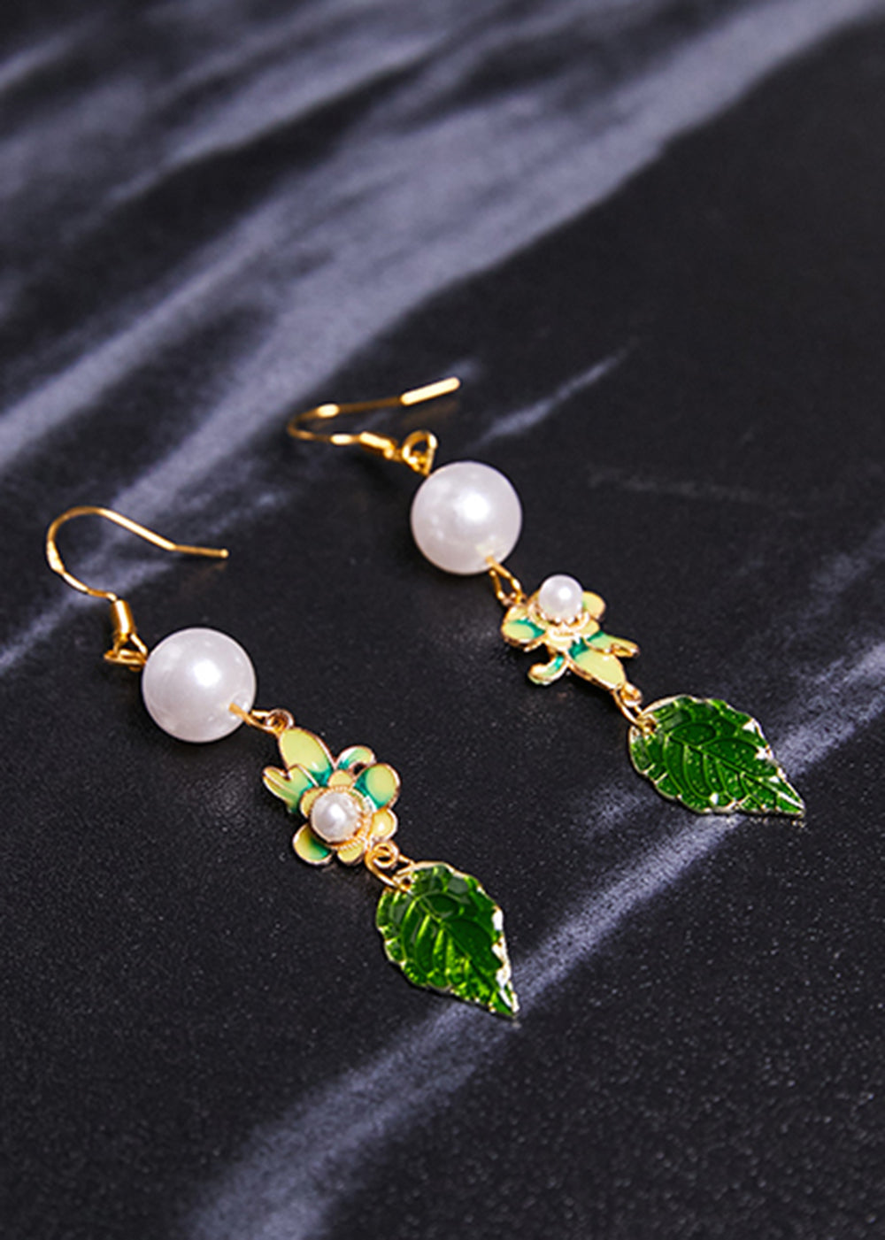 Chic Green Paintings Leaf Metal Pearl Drop Earrings - Omychic