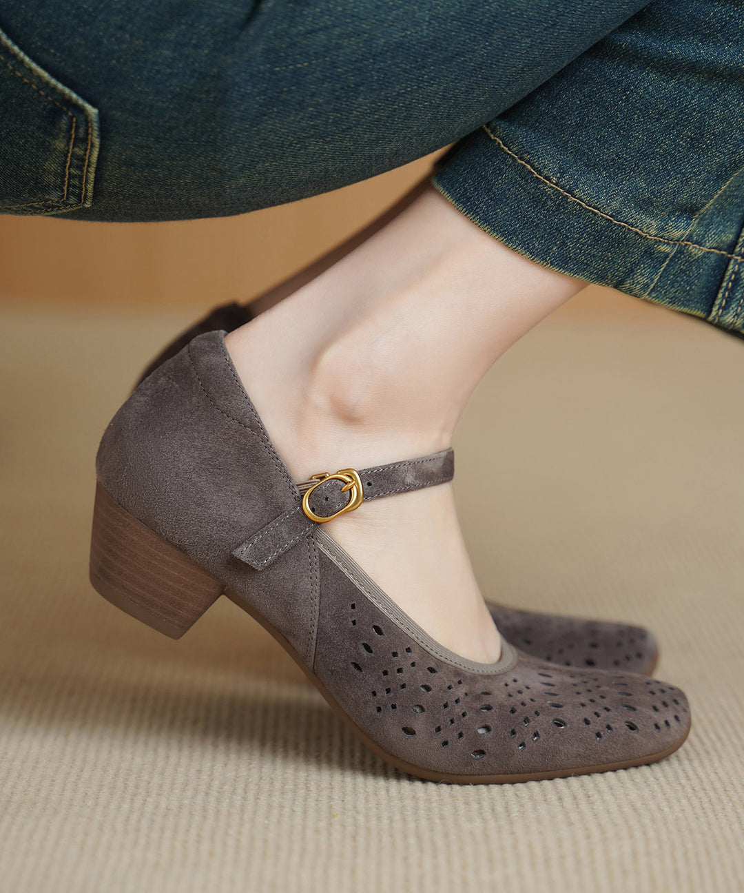 Classy Splicing Chunky High Heels Grey Suede Hollow Out Buckle Strap