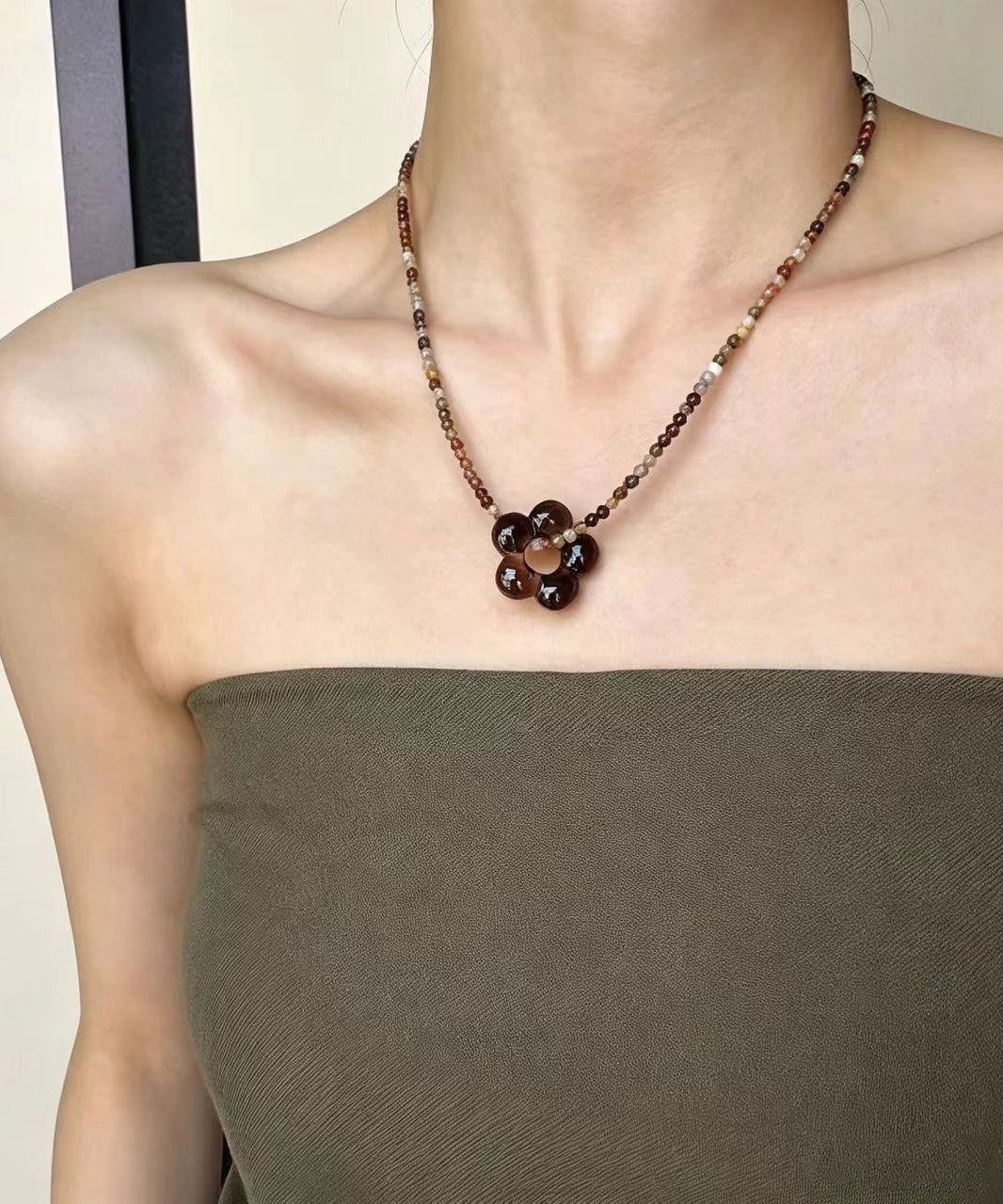 Elegant Colored Glass Natural Stone Flower Beading Pendant Choker