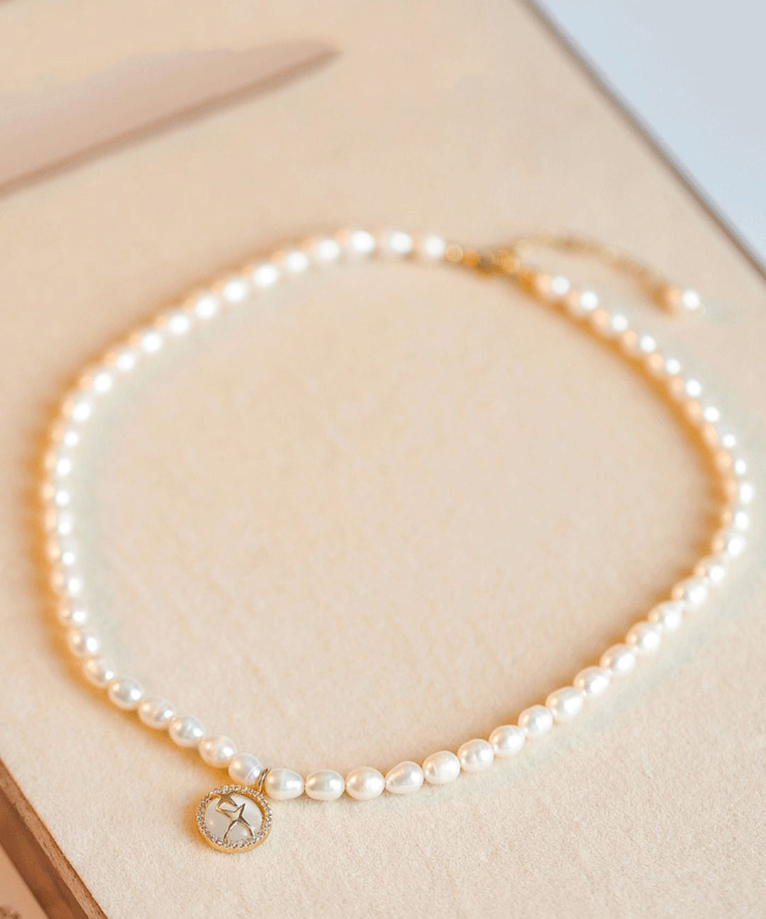 Elegant White Alloy Pearl Cat Eye Stone Pendant Necklace