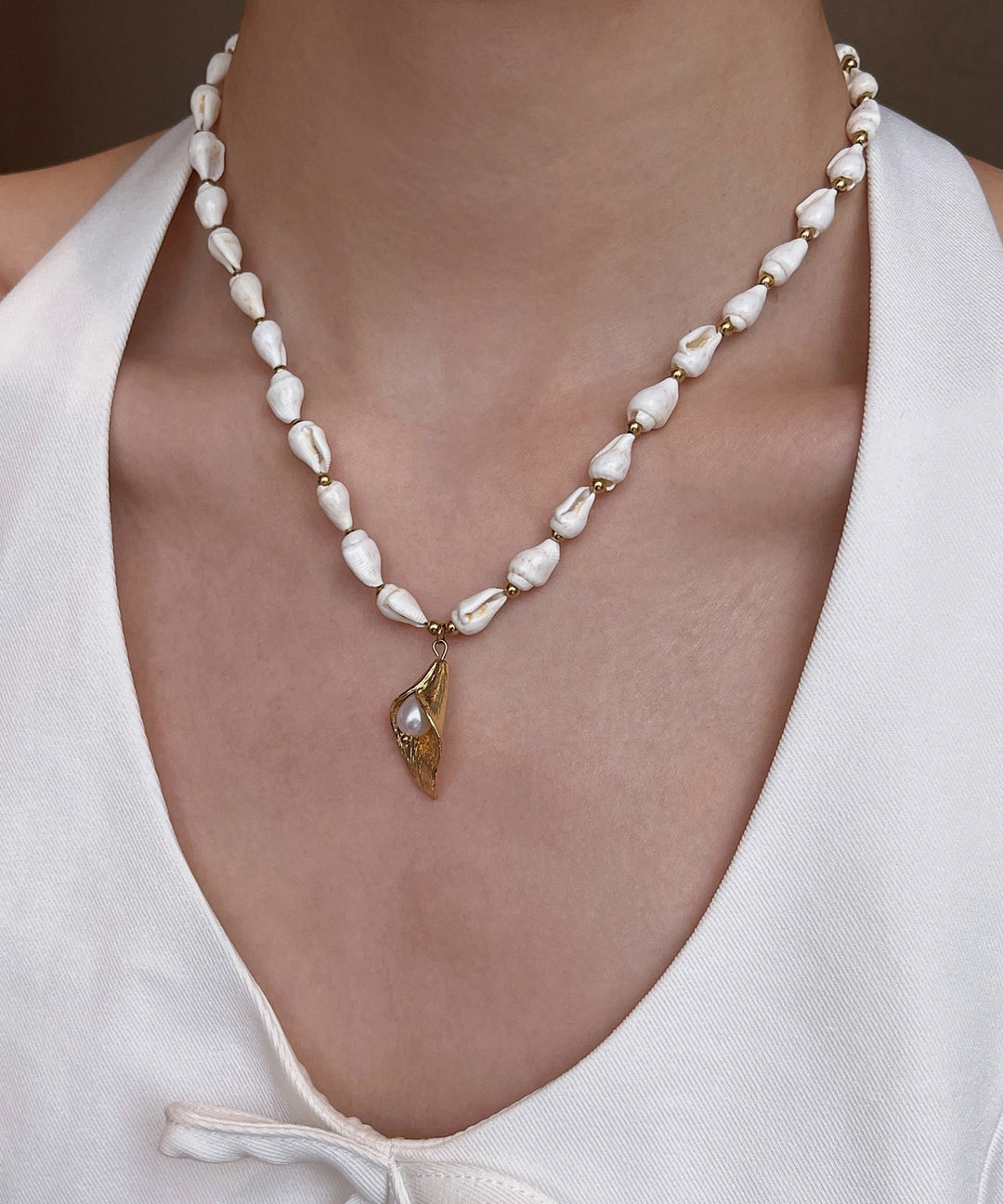 Elegant White Shell Floral Layering Alloy Three Piece Set Pendant Necklace