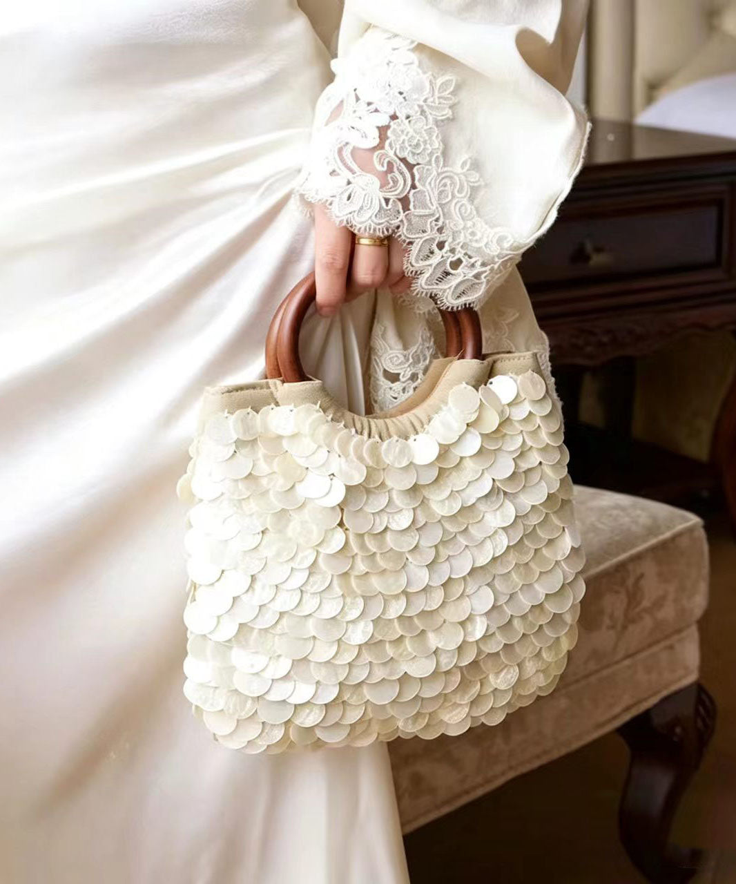 Elegant White Shell Sequins Circular Ring Tote