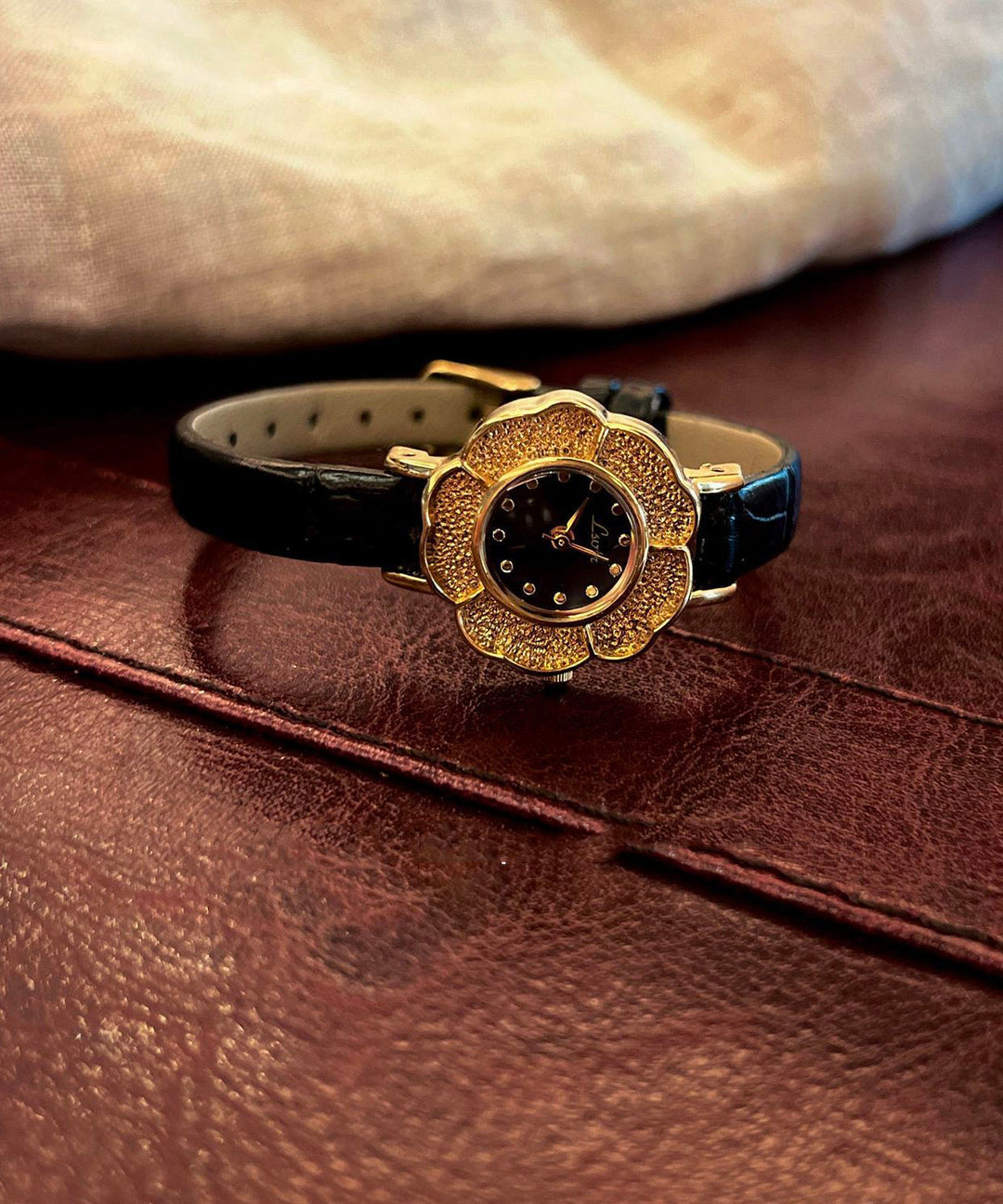 Fine Black Leather Alloy Quartz Movement Watches