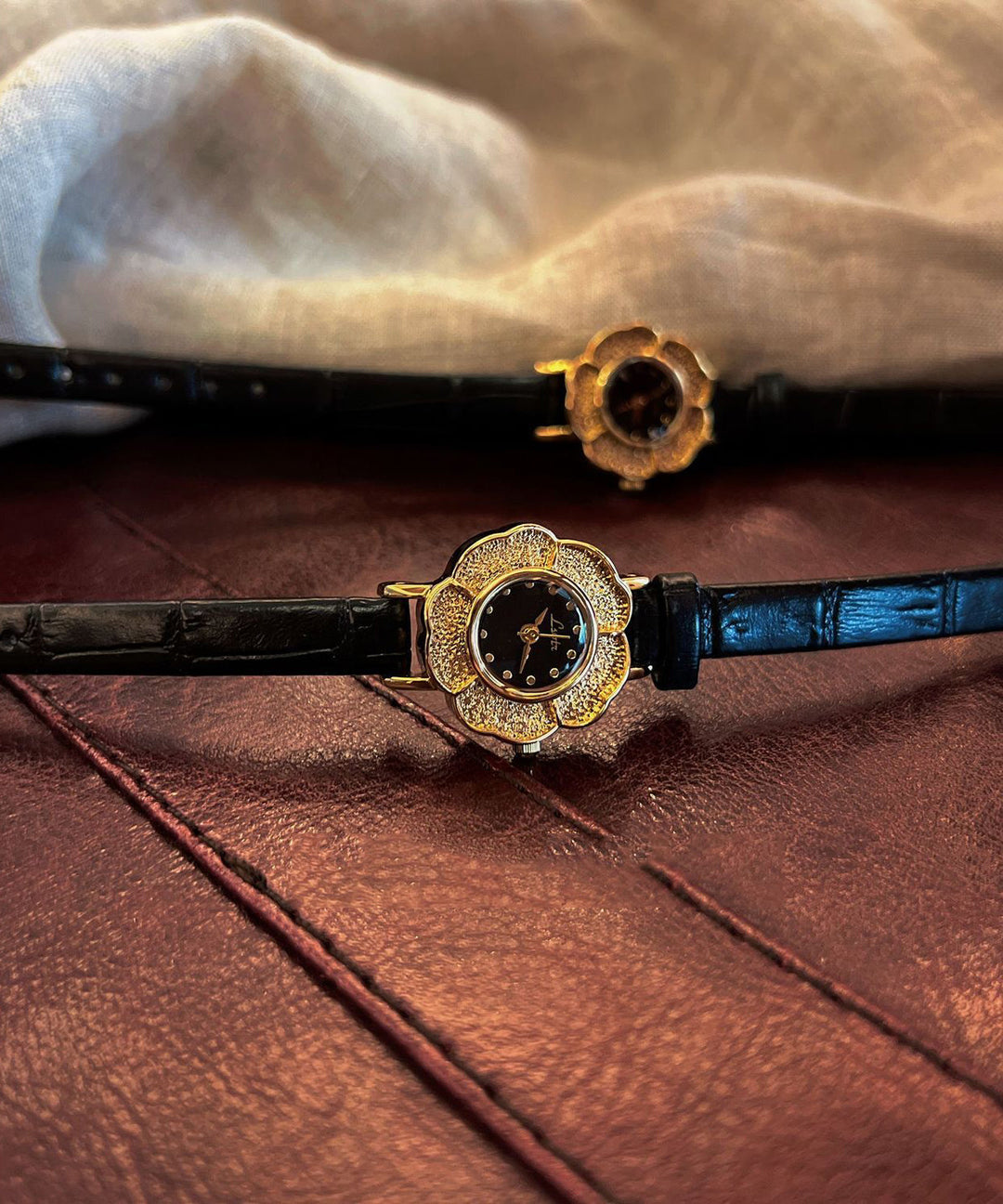 Fine Black Leather Alloy Quartz Movement Watches