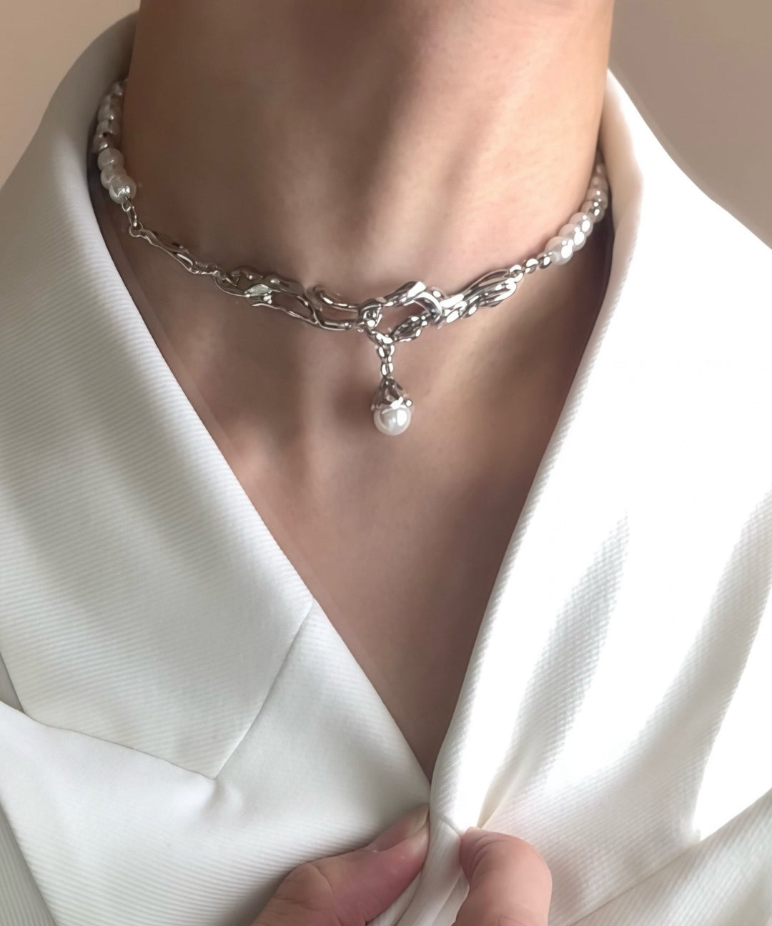 Fine Pearl Connect Tungsten Steel Pendant Choker