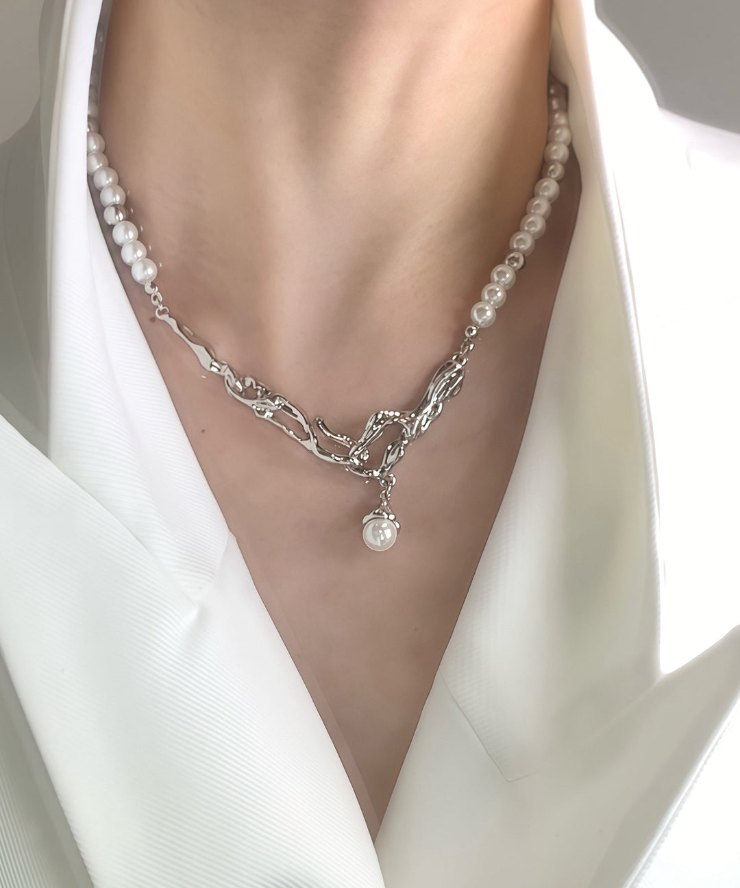 Fine Pearl Connect Tungsten Steel Pendant Choker