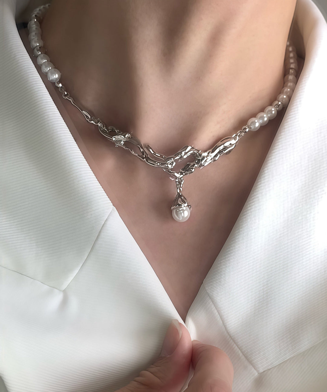 Fine Pearl Connect Tungsten Steel Pendant Choker