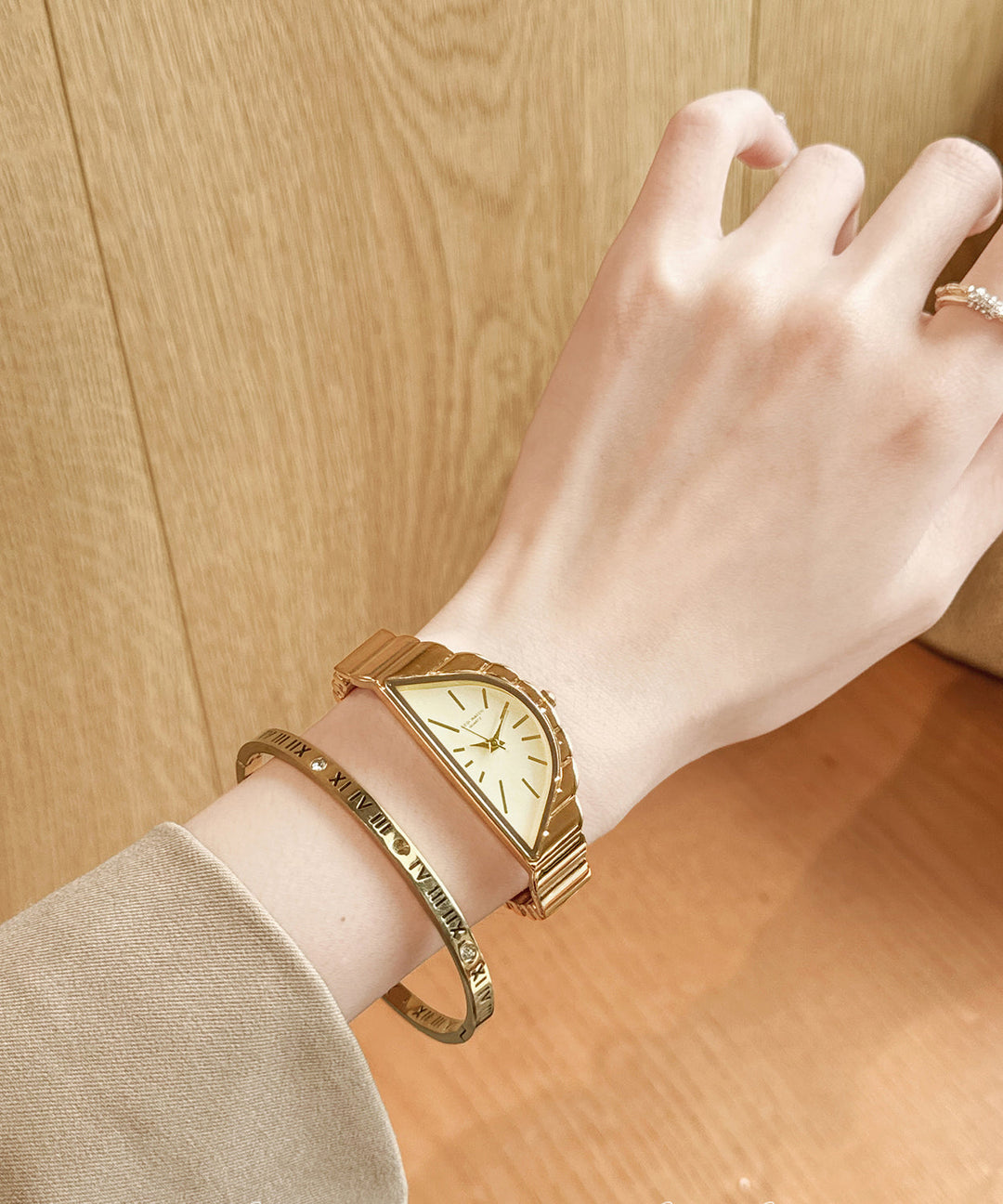 Novelty Gold Alloy Asymmetrical Reinforced Glass Watches