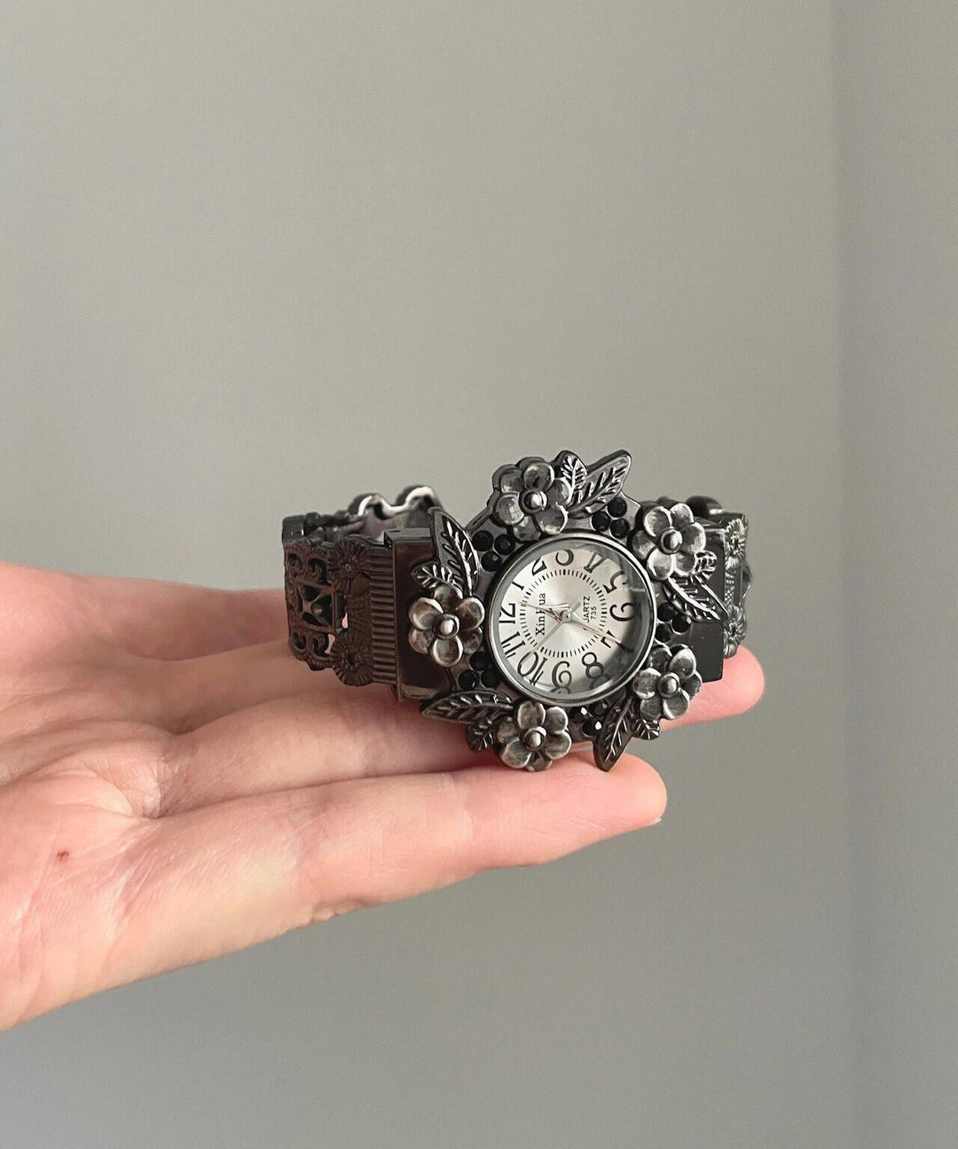 Retro Black Metal Floral Hollow Out Watches