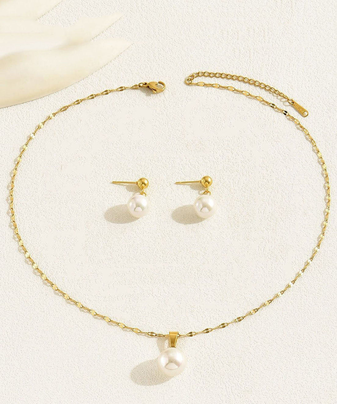 Stylish Gold Copper Overgild Jade Pendant Necklace And Drop Earrings Two-Piece Set