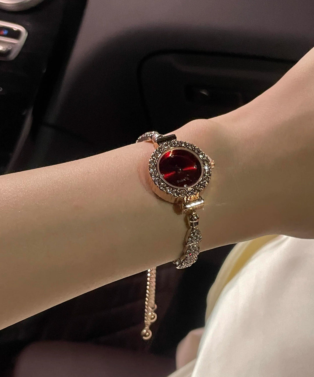 Stylish Red Metal Zircon Telescoping Chain Watches