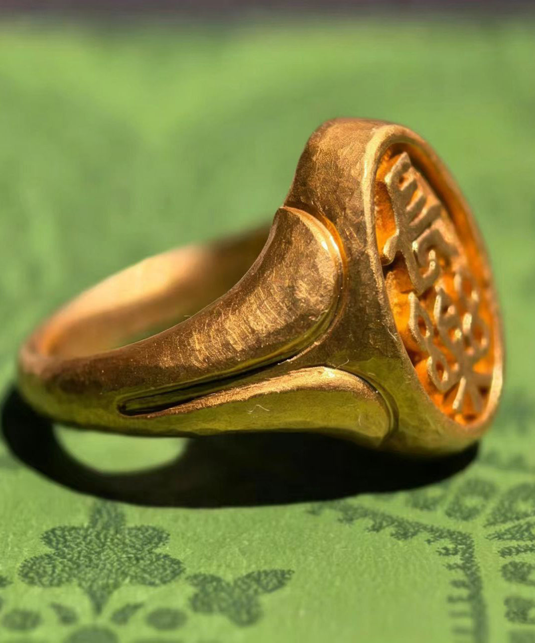 Vintage Gold Alloy Chang Le Signet Rings