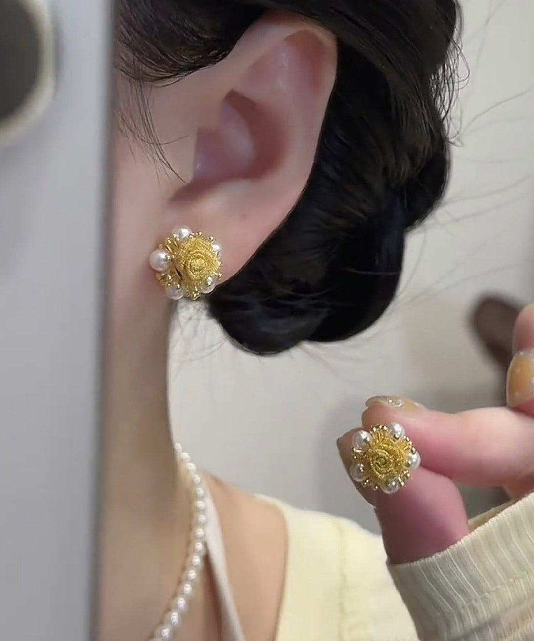 Vogue Gold Copper Alloy Graphic Pearl Stud Earrings
