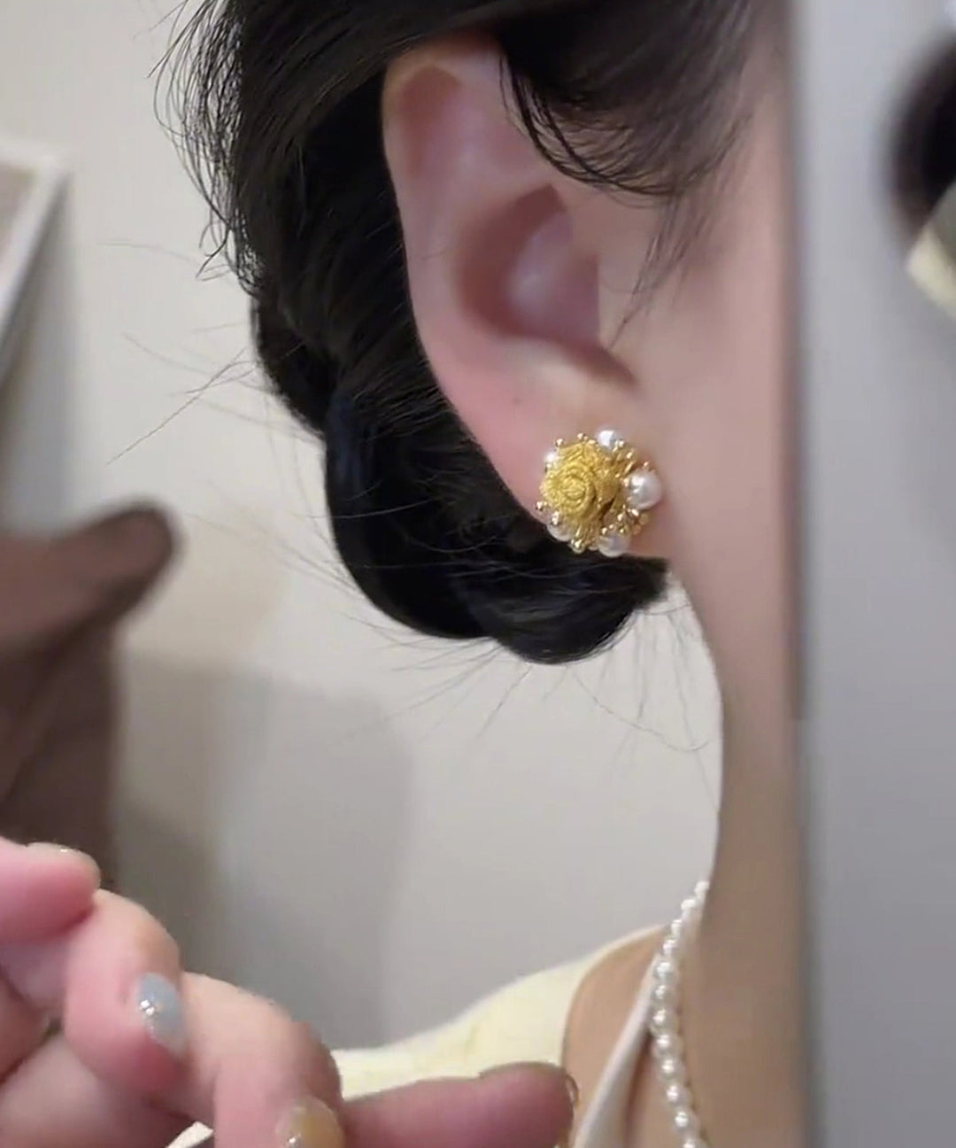 Vogue Gold Copper Alloy Graphic Pearl Stud Earrings