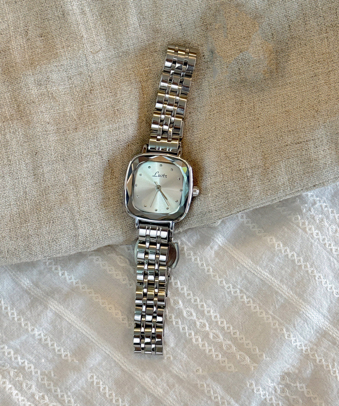 Vogue Silk Alloy Quartz Movement Organic Glass Watches