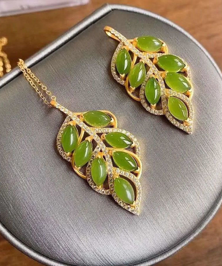 Beautiful Green Jade Zircon Leaf Pendant Necklace